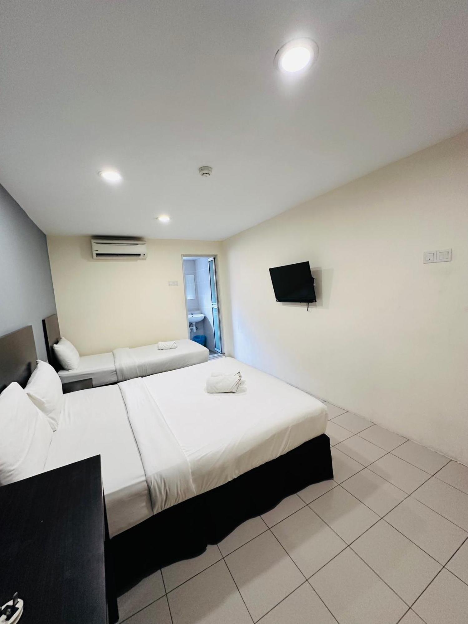 Your Hotel Klang Esterno foto